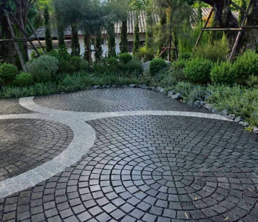 หินลูกเต๋าปูพื้น COBBLESTONE แบบวงกลม MODERN DECOR รุ่นซิมพลี ผิวพ่นไฟ ข้างตัดธรรมชาติ 50X50X3 ซม. หินธรรมชาติแกรนิตสีดำ_4